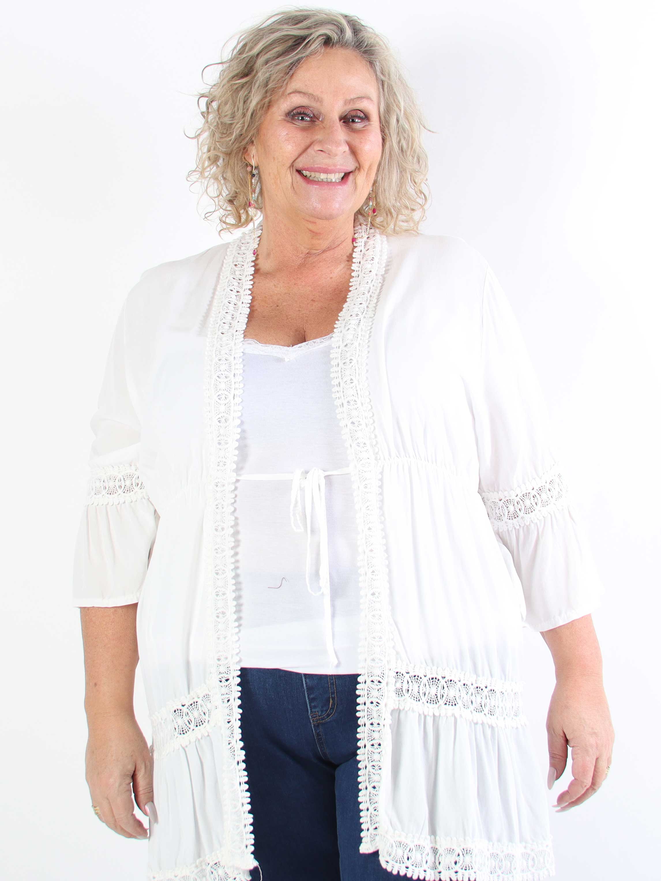 Kiki - Sød plus size kimono med fine blonder